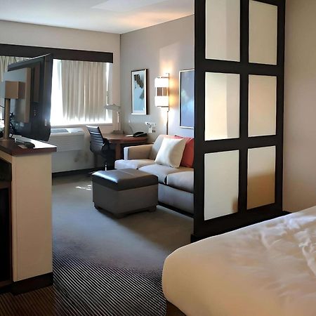 Comfort Suites Milwaukee West Екстер'єр фото