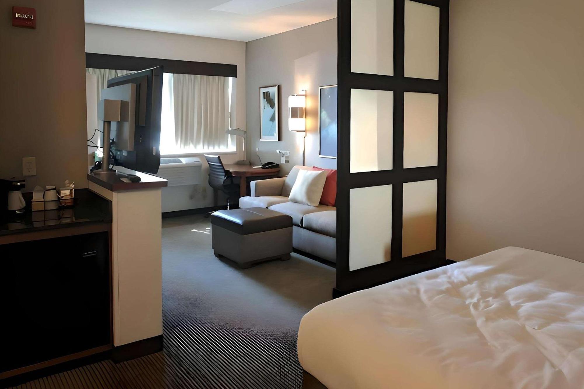 Comfort Suites Milwaukee West Екстер'єр фото