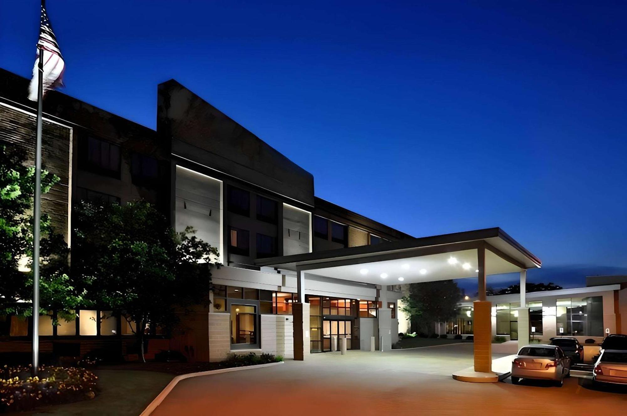 Comfort Suites Milwaukee West Екстер'єр фото